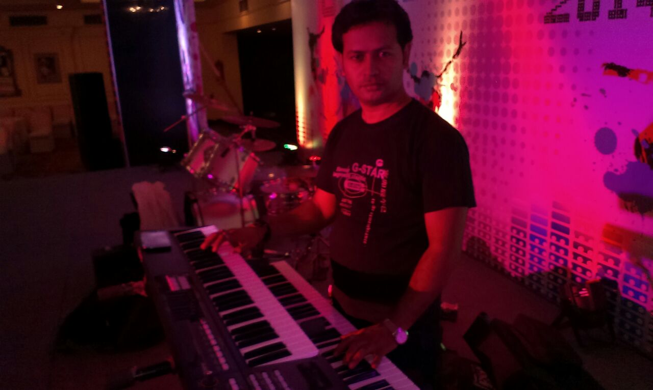 male keyboard player kota